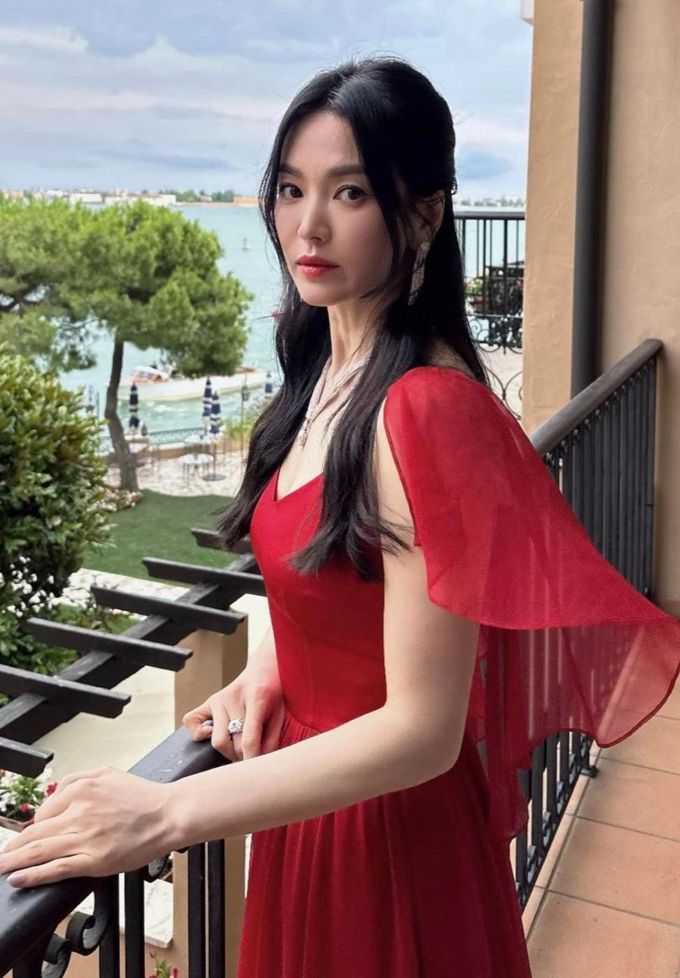 Song Hye Kyo hiếm hoi mặc đầm rực rỡ dự sự kiện. Ảnh: Instagram.