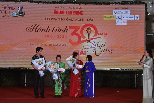 Đoạt giải Mai Vàng năm 2001 và 2003, NSƯT Minh Nhí (áo xanh lá cây) nói khi đó lễ trao giải chưa được tổ chức lớn như bây giờ. Năm nay có thêm gala nghệ thuật, nghệ sĩ coi là sân chơi thú vị: “Khán giả có dịp gặp gỡ các văn nghệ sĩ mình yêu thích và đã từng bầu chọn họ Giải Mai Vàng, bên cạnh đó sẽ hiểu hơn về những vai diễn mới mà họ đang kỳ vọng sẽ lọt vào đề cử năm nay”.
