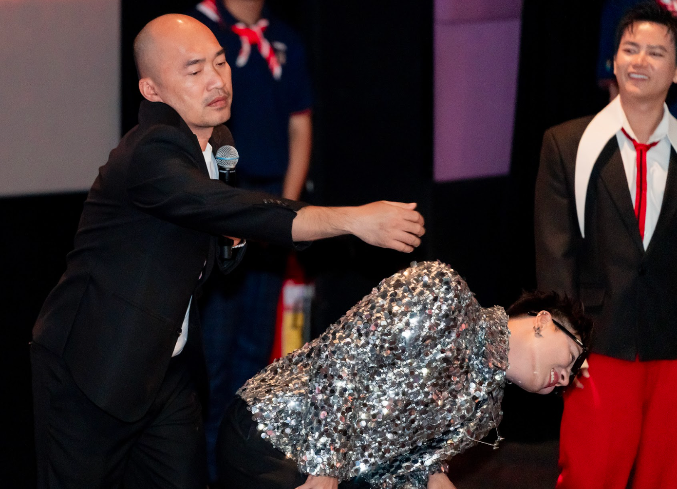 Tiến Luật - Duy Khánh (đeo kính) diễn lại cảnh có trong phim tài liệu.