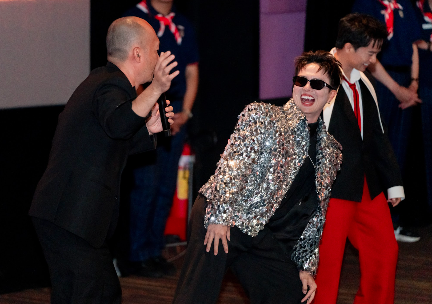 Tiến Luật - Duy Khánh (đeo kính) diễn lại cảnh có trong phim tài liệu.