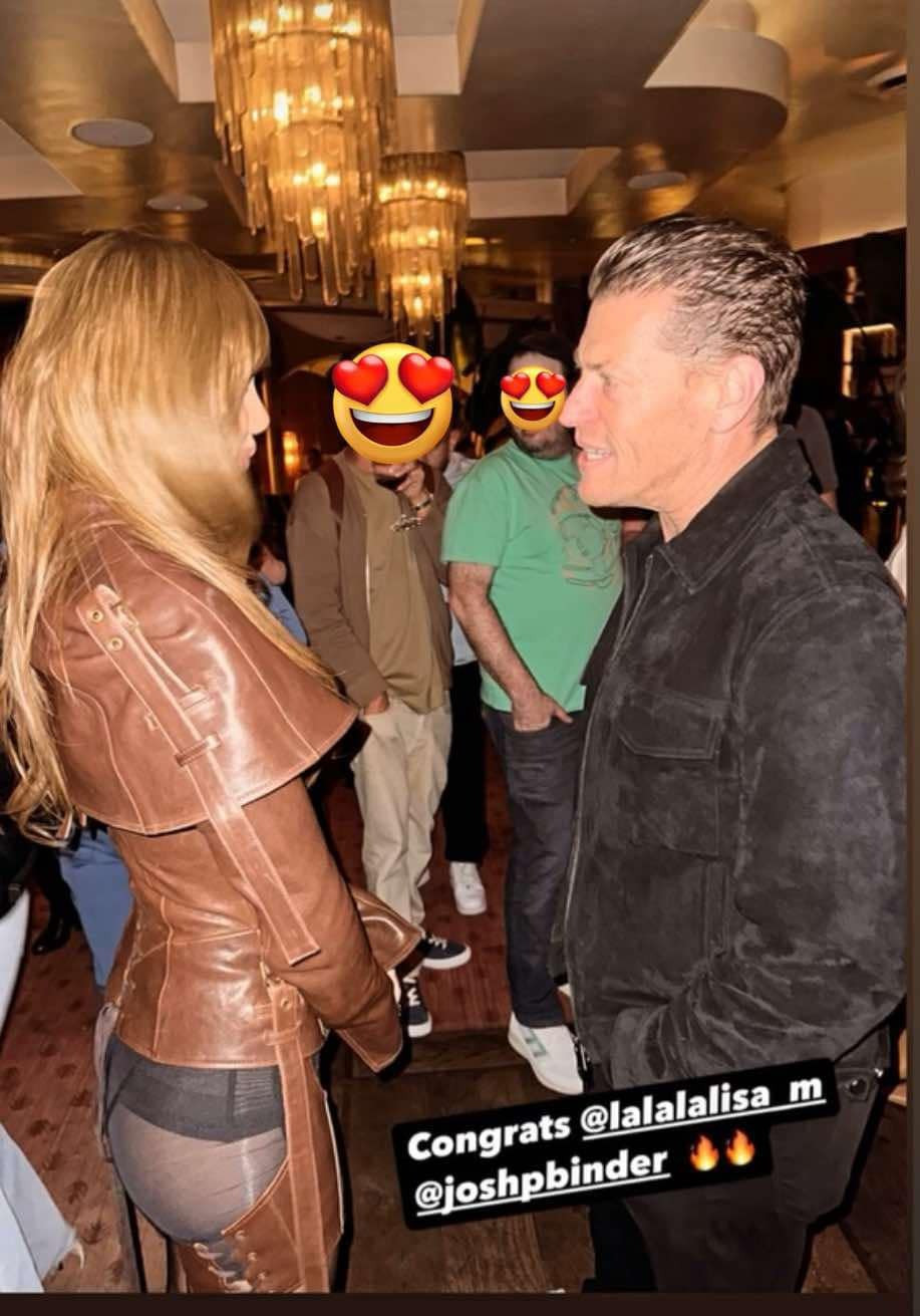 Lisa diện quần xuyên thấu để lộ vòng ba. Lisa diện quần xuyên thấu để lộ vòng ba.