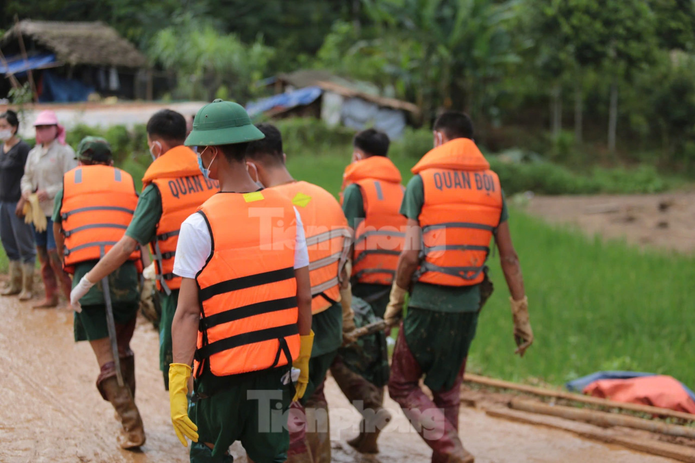 Thủ tướng Phạm Minh Chính bật khóc khi thấy tang thương Làng Nủ ảnh 11