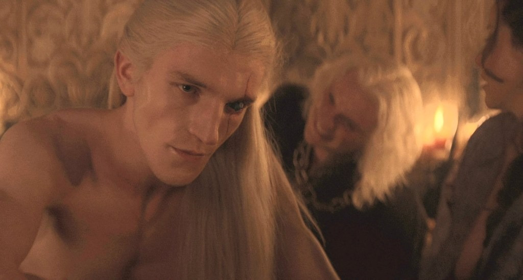 Cảnh khỏa thân của nam diễn viên Ewan Mitchell vai Aemond Targaryen trong House of the dragon. Cảnh khỏa thân của nam diễn viên Ewan Mitchell vai Aemond Targaryen trong House of the dragon.