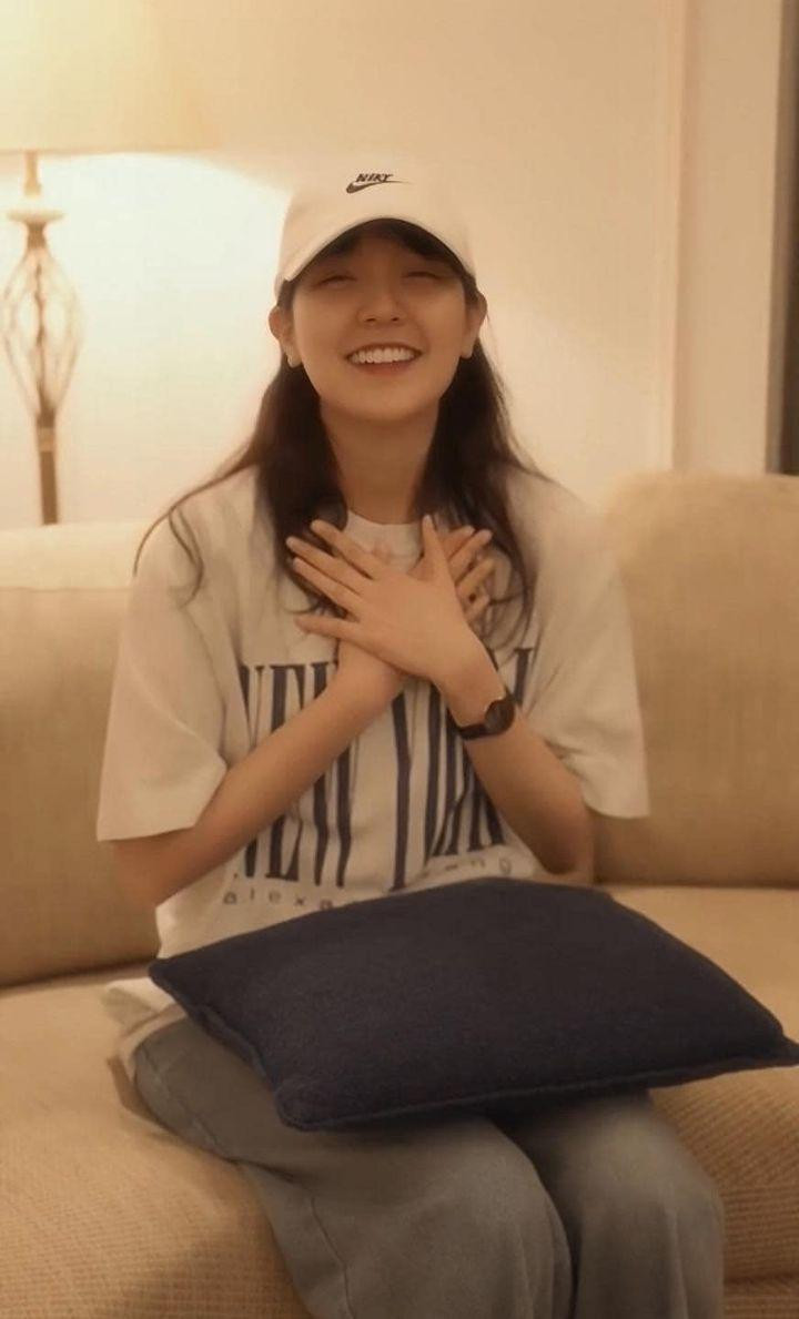 Nữ diễn viên sinh năm 1997 kêu gọi khán giả ủng hộ lần trở lại của mình và sản phẩm âm nhạc mới của Sơn Tùng. Nữ diễn viên sinh năm 1997 kêu gọi khán giả ủng hộ lần trở lại của mình và sản phẩm âm nhạc mới của Sơn Tùng.