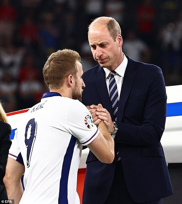 Hoàng tử William bắt tay với đội trưởng đội tuyển Anh Harry Kane.