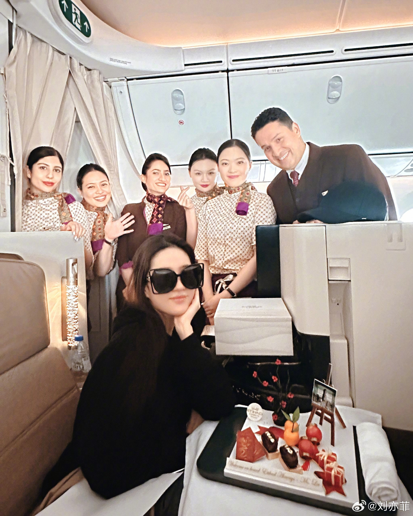 Trên Weibo, các tiếp viên hàng không có cơ hội gặp gỡ Lưu Diệc Phi khen nữ diễn viên đẹp hơn nhiều lần so với trên màn ảnh. Nhiều khán giả miêu tả nữ diễn viên giống “thiên nga trắng phương Đông”.