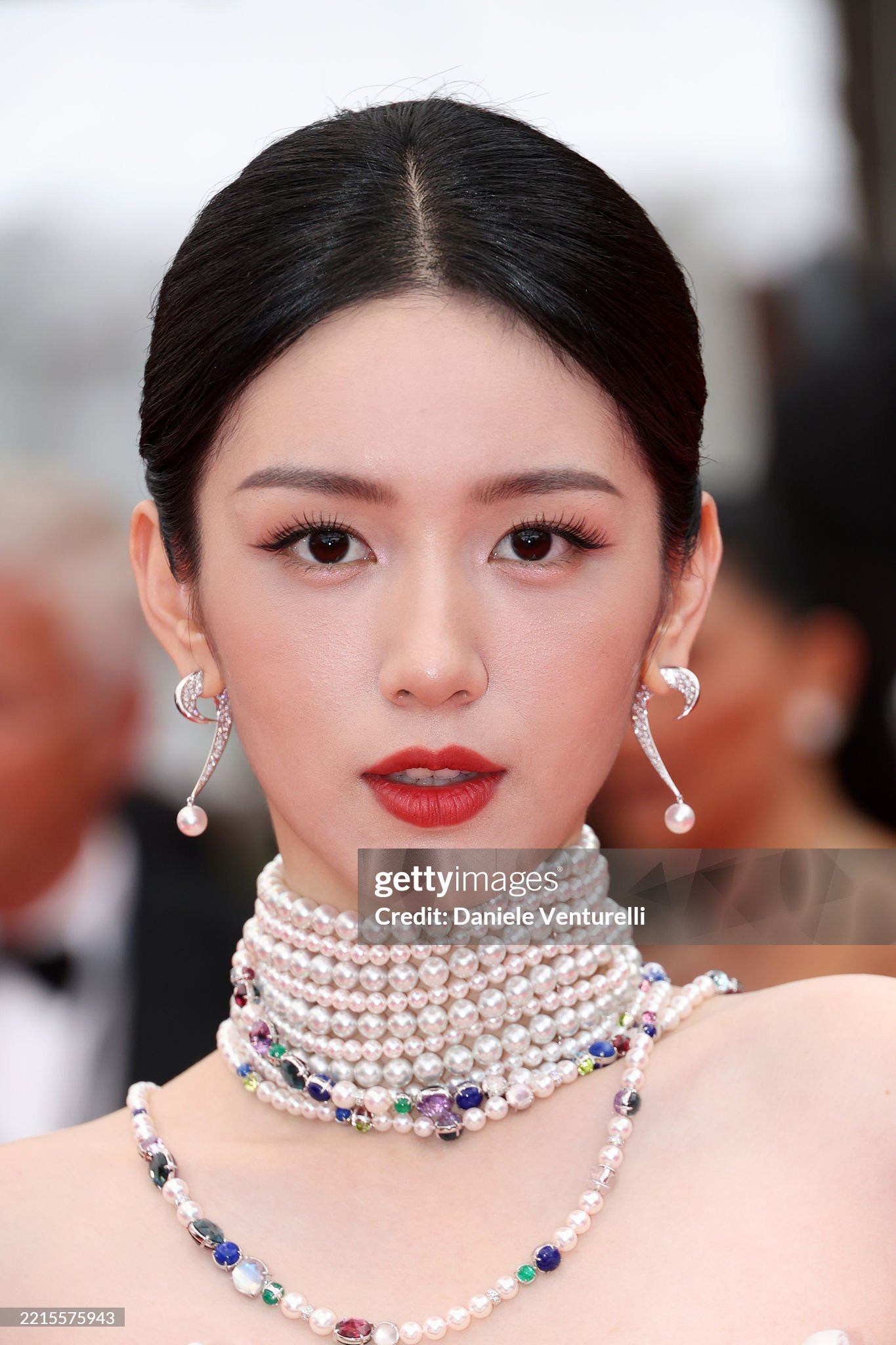 Màn xuất hiện gây sốt của Châu Dã tại Cannes. Châu Dã, 26 tuổi, là một trong những gương mặt trẻ góp mặt tại Cannes năm nay. Dù lần đầu dự Cannes, Châu Dã được đầu tư khá kỹ: diện đầm haute couture và trang sức cao cấp. Thiết kế váy dáng rộng cùng chuỗi ngọc trai tầng giúp thu hút sự chú ý. Tạo hình của nữ diễn viên được nhận xét nổi bật, sang trọng.