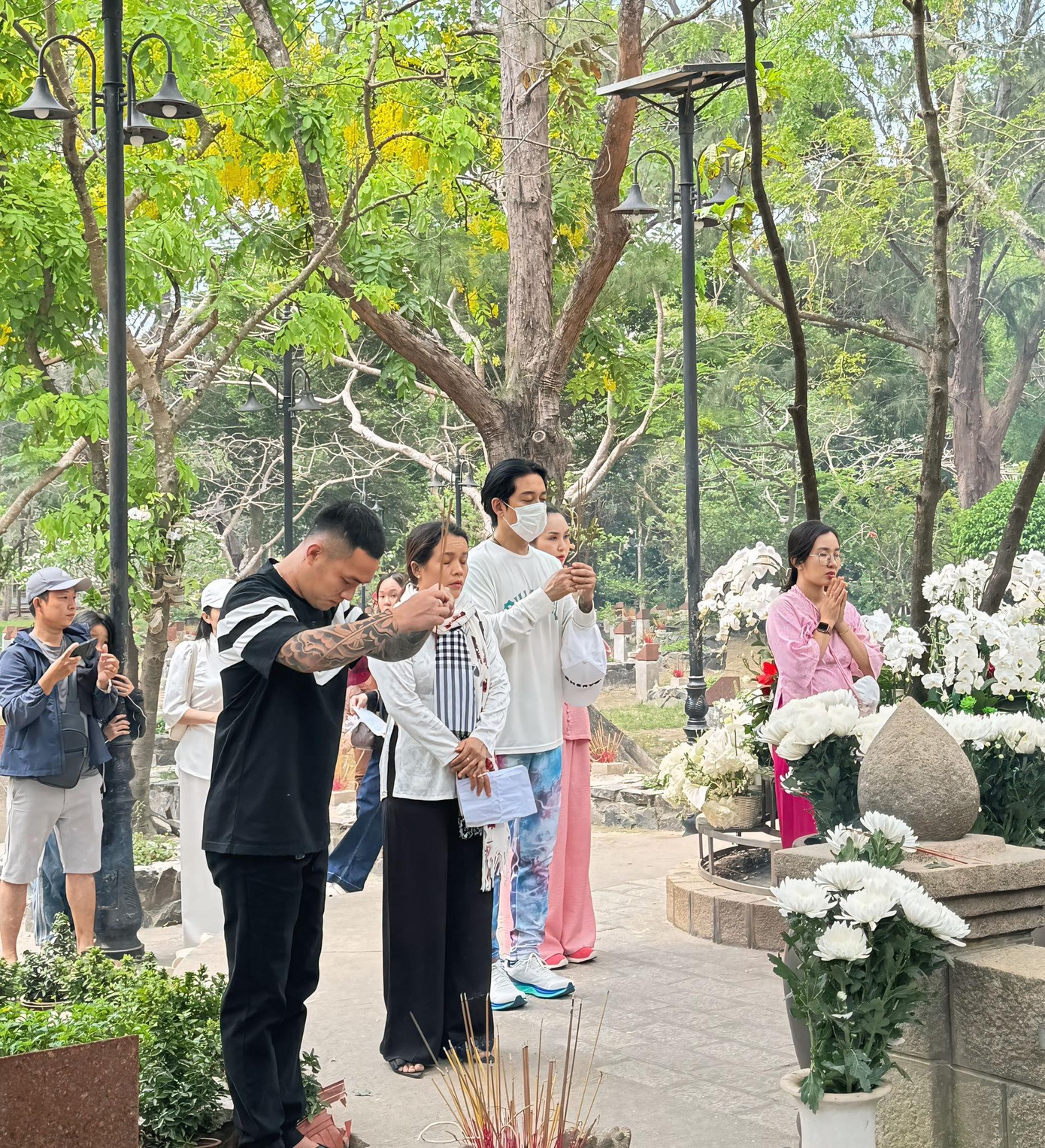 Vợ chồng ca sĩ Tuấn Hưng đến thăm nghĩa trang Hàng Dương, Côn Đảo, tưởng nhớ những anh hùng đã hy sinh vì đất nước.