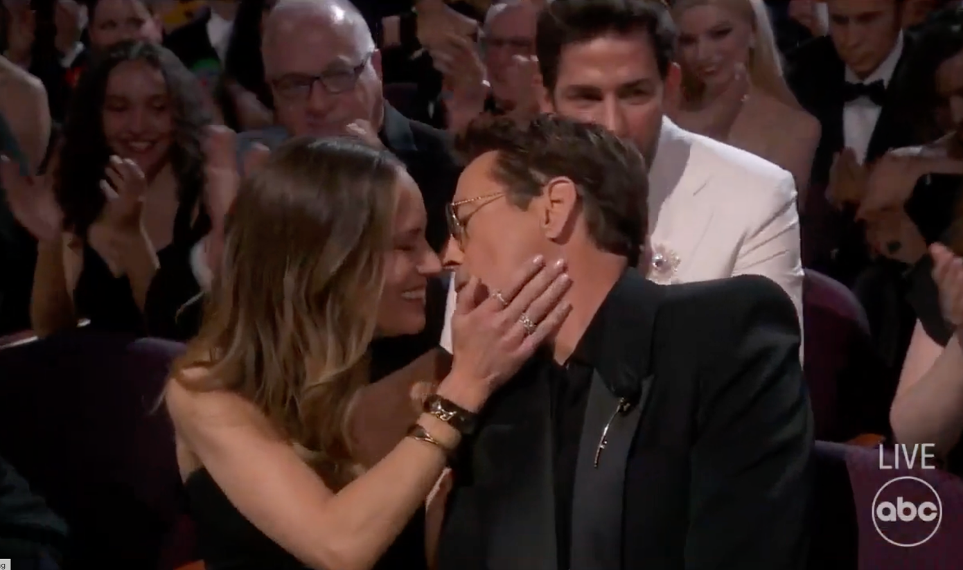 Robert Downey Jr hôn vợ Susan một cách ngọt ngào khi nam diễn viên thắng tượng vàng Oscar danh giá.
