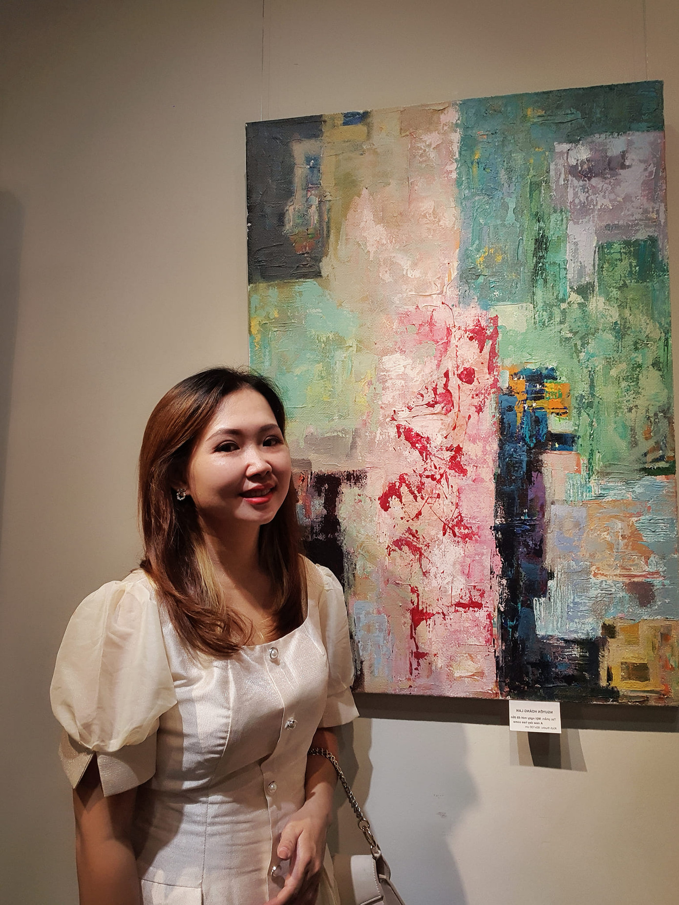 Là mẹ của bốn đứa trẻ, quỹ thời gian của Hoàng Lan được chia nhỏ cho gia đình, lớp dạy múa ballet, sở thích dạo phố và uống cà phê, bên cạnh hội họa. Chị cho biết cuộc sống tất bật, không có thời gian nghỉ giúp hình thành tính cách năng động, linh hoạt. Là mẹ của bốn đứa trẻ, quỹ thời gian của Hoàng Lan được chia nhỏ cho gia đình, lớp dạy múa ballet, sở thích dạo phố và uống cà phê, bên cạnh hội họa. Chị cho biết cuộc sống tất bật, không có thời gian nghỉ giúp hình thành tính cách năng động, linh hoạt.