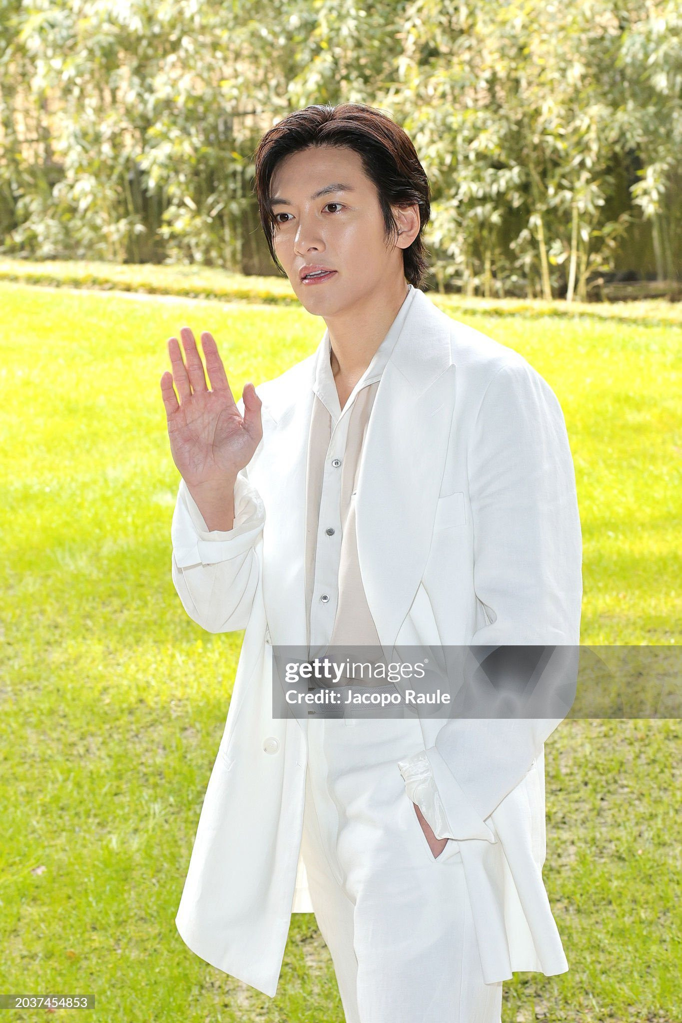 Ji Chang Wook trong trang phục của Giorgio Armani tại tuần lễ thời trang Milan. Qua camera của Getty, nam diễn viên lộ nhiều khuyết điểm làn da, song khán giả vẫn khen ngợi dung mạo sắc bén. Ji Chang Wook trong trang phục của Giorgio Armani tại tuần lễ thời trang Milan. Qua camera của Getty, nam diễn viên lộ nhiều khuyết điểm làn da, song khán giả vẫn khen ngợi dung mạo sắc bén.