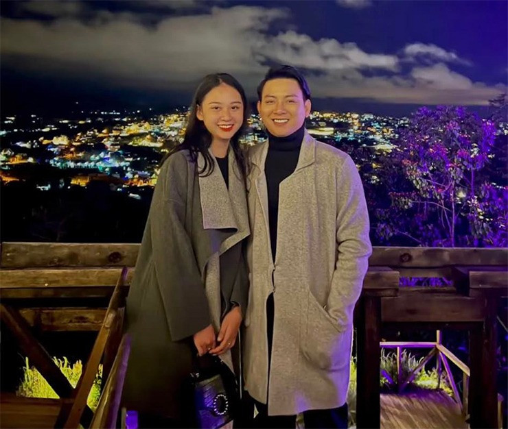 Kim Ngân thường xuyên được bắt gặp trong các buổi diễn của nam ca sĩ, cô ủng hộ và đồng hành với bạn trai trở lại với sân khấu.