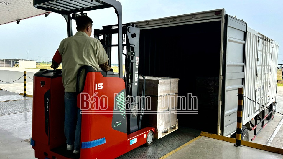 Hai lô máy tính xách tay đầu tiên từ nhà sản xuất tại Nam Định được xuất khẩu.