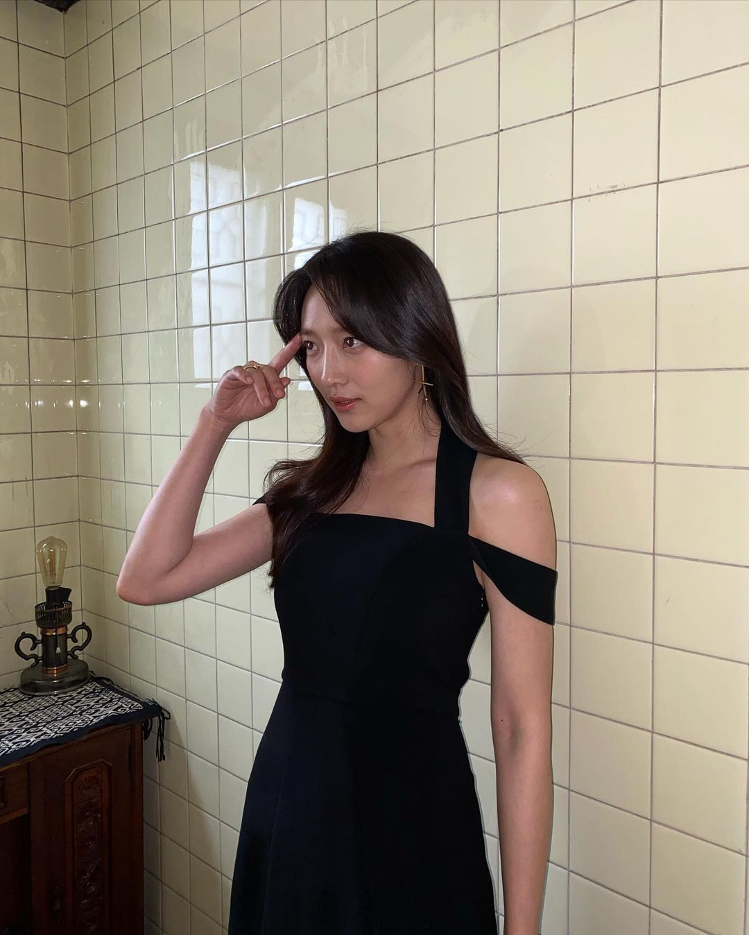 Bên cạnh đó, mỹ nhân sinh năm 1992 còn xuất hiện trong nhiều bộ phim nổi tiếng khác, hầu hết đảm nhận vai phụ như Khi nàng say giấc, Hợp đồng hôn nhân, Bác sĩ, VIP... Cô từng được đề cử Diễn viên mới xuất sắc nhất tại KBS Drama Awards, Nhân vật nữ xuất sắc nhất tại SBS Drama Awards…