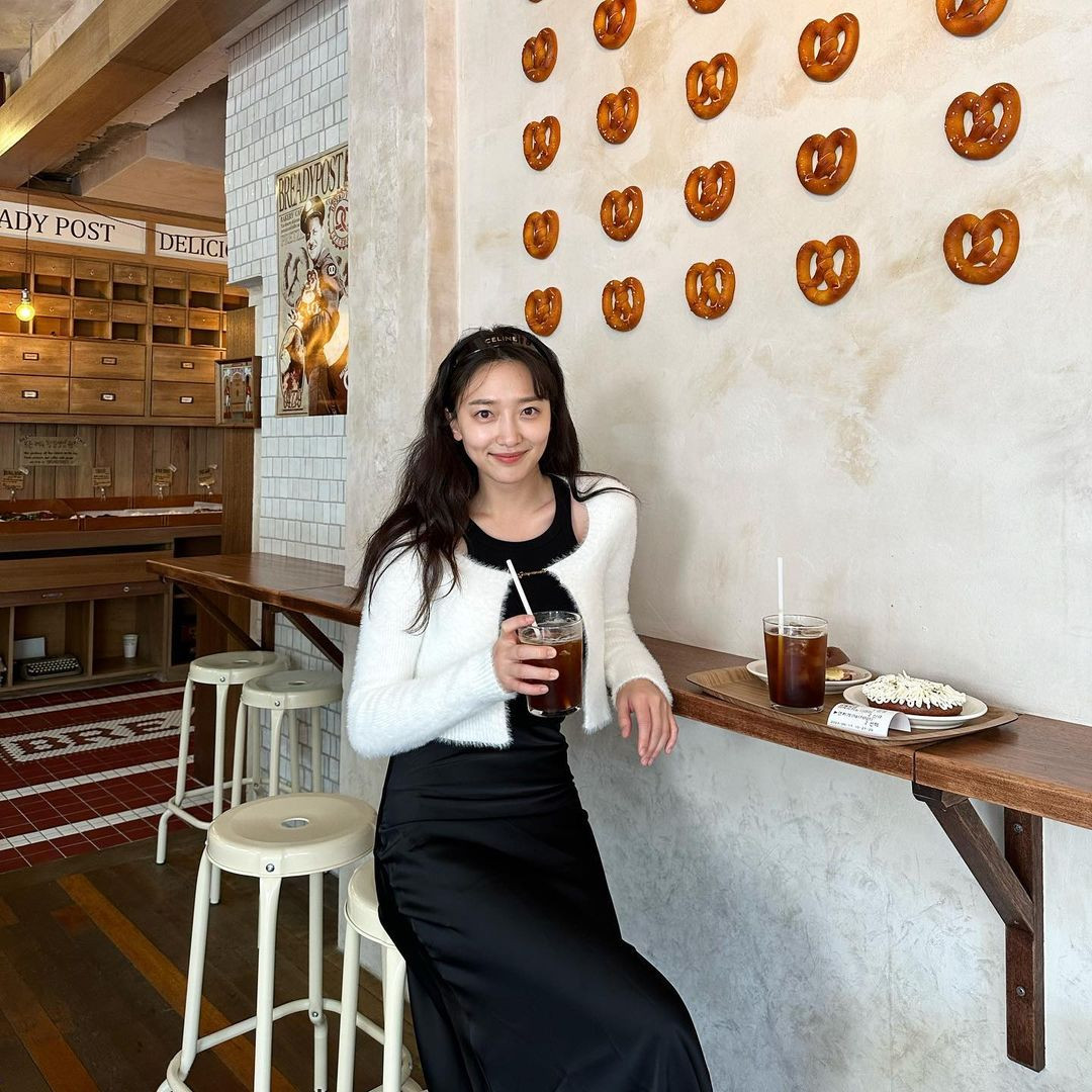 Ngôi sao 31 tuổi được khen trẻ hơn so với tuổi thật. Trên trang cá nhân hơn 800.000 người theo dõi, Pyo Ye Jin chia sẻ nhiều hình ảnh đời thường, công việc. Phong cách đời thường, nữ diễn viên diện đồ năng động, khỏe khoắn và không kém phần hiện đại.