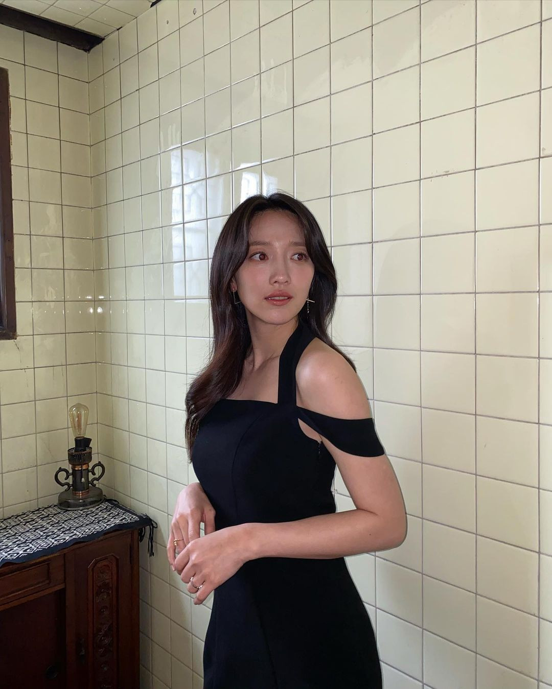 Về đời tư, cô từng công khai tình cảm với nam diễn viên Hyun Woo khi đóng cùng trong bộ phim Tiệm may quý ông (2017). Tuy vậy mối tình này kết thúc chóng vánh. Cả hai nói vẫn giữ mối quan hệ tiền bối - hậu bối.