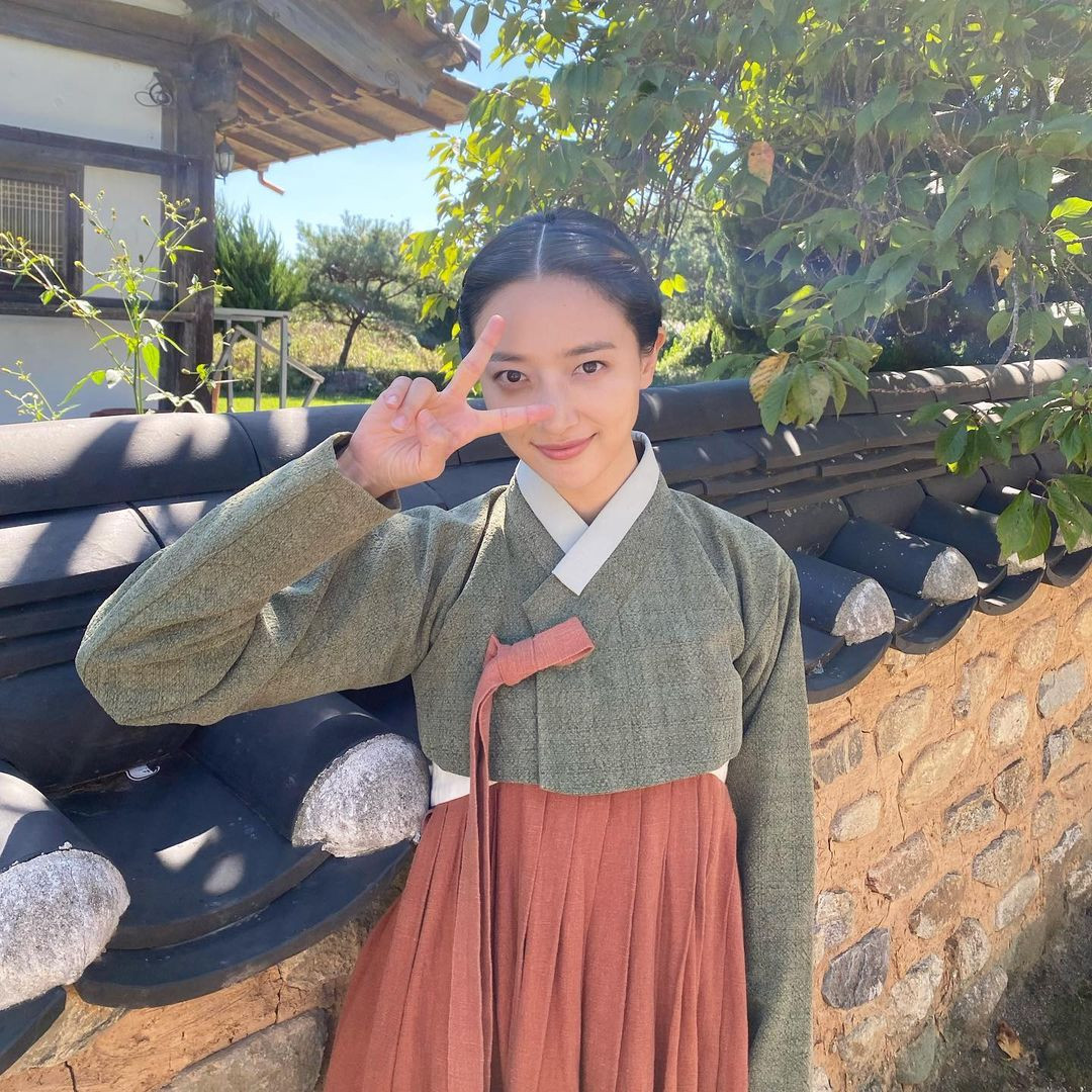 Ngoài Taxi Driver, vai diễn nổi bật của cô phải kể đến vai “tiểu tam” Jang Ye Jin trong Thanh xuân vật vã, vai Kim Ji Ah trong Thư ký Kim sao thế?...