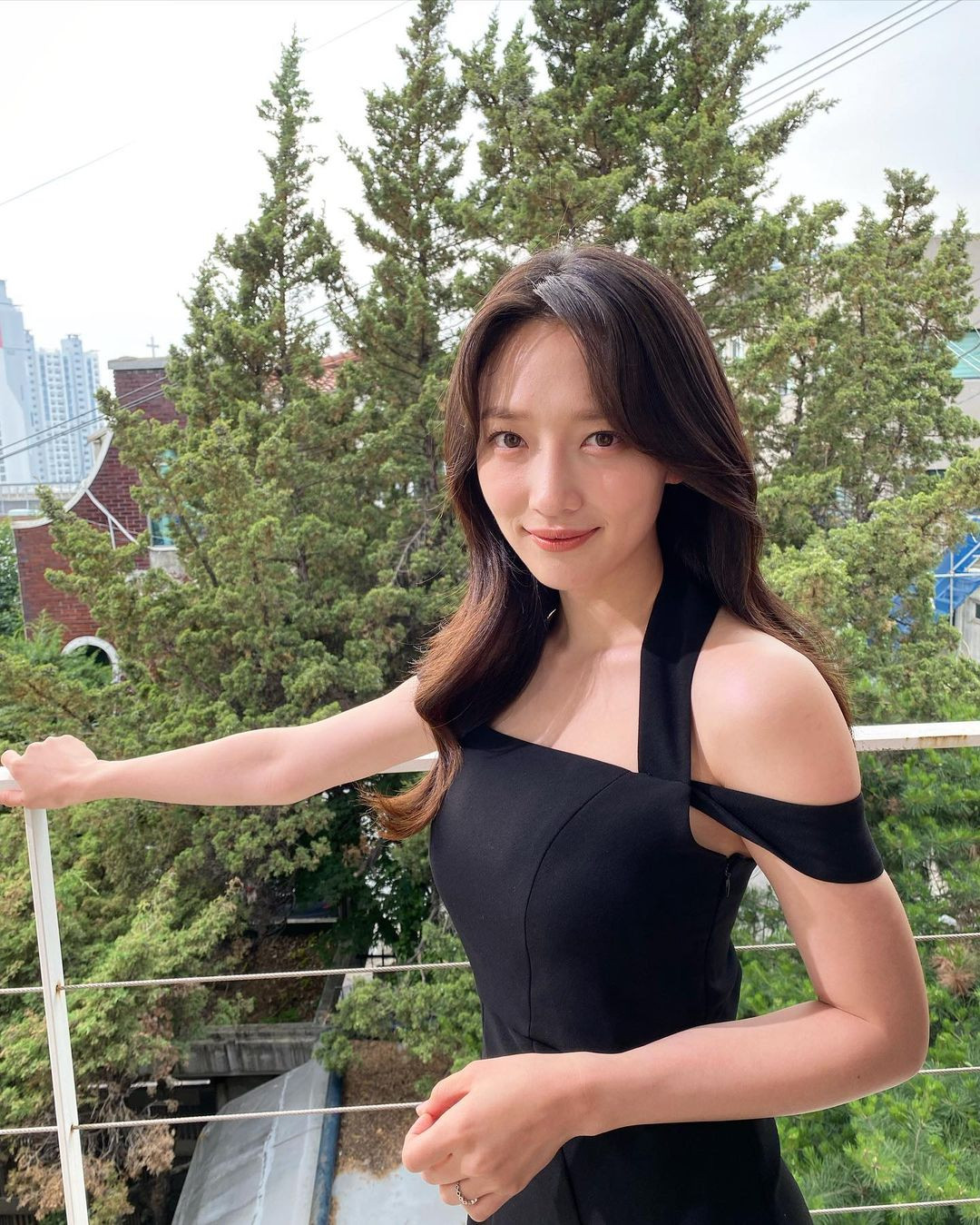 Về đời tư, cô từng công khai tình cảm với nam diễn viên Hyun Woo khi đóng cùng trong bộ phim Tiệm may quý ông (2017). Tuy vậy mối tình này kết thúc chóng vánh. Cả hai nói vẫn giữ mối quan hệ tiền bối - hậu bối.