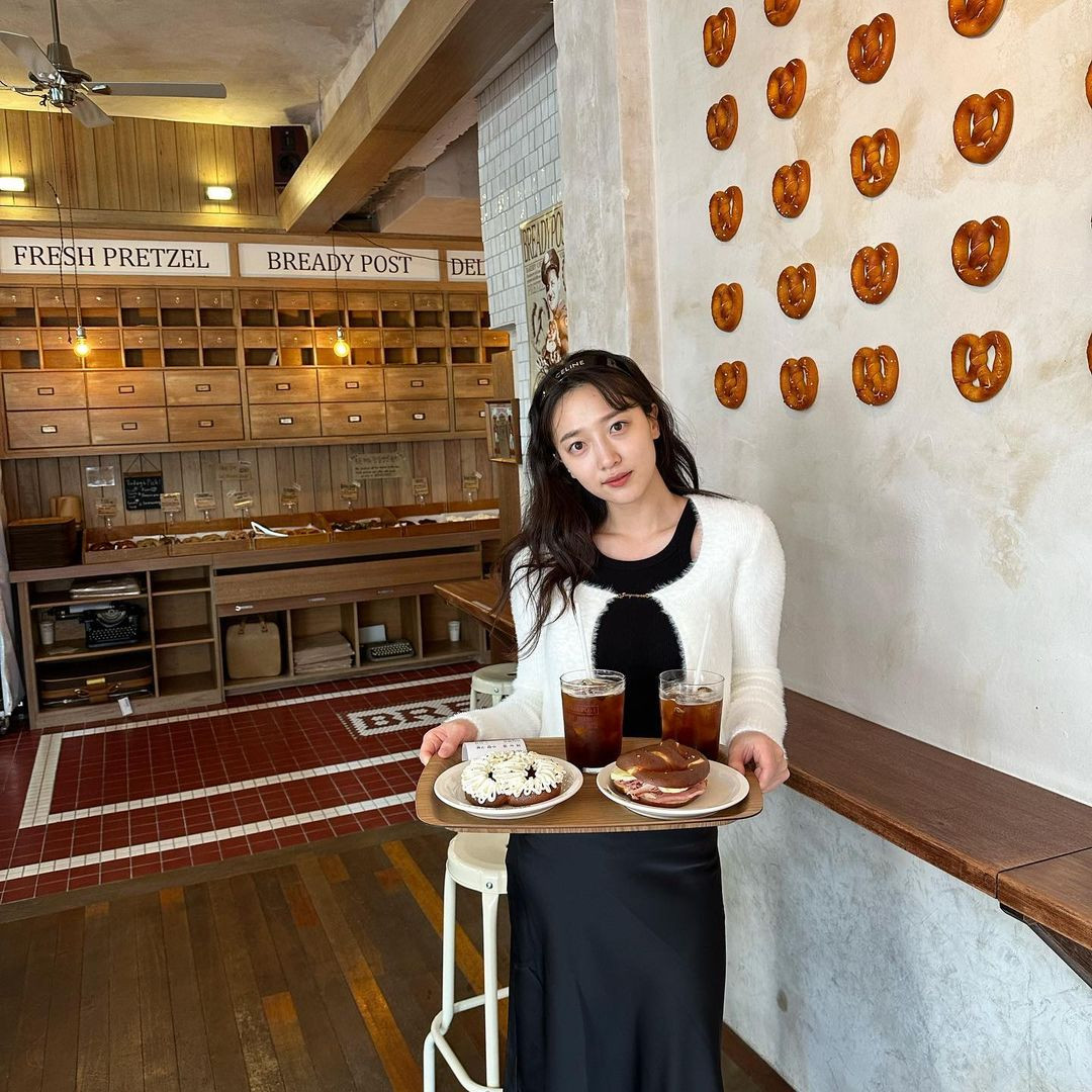 Ngôi sao 31 tuổi được khen trẻ hơn so với tuổi thật. Trên trang cá nhân hơn 800.000 người theo dõi, Pyo Ye Jin chia sẻ nhiều hình ảnh đời thường, công việc. Phong cách đời thường, nữ diễn viên diện đồ năng động, khỏe khoắn và không kém phần hiện đại.