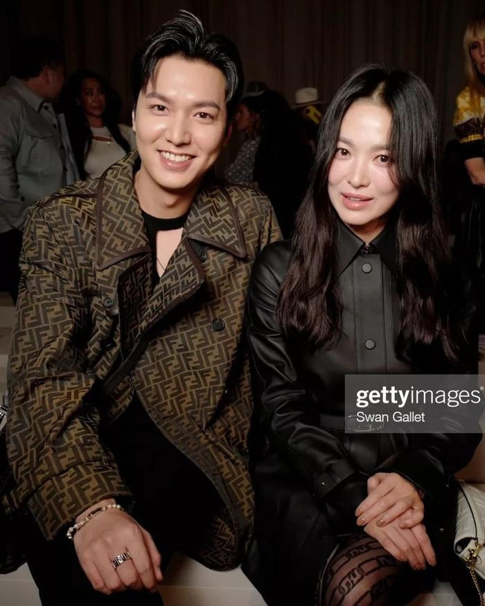 Song Hye Kyo và Lee Min Ho ngồi cạnh nhau trong sự kiện thời trang.