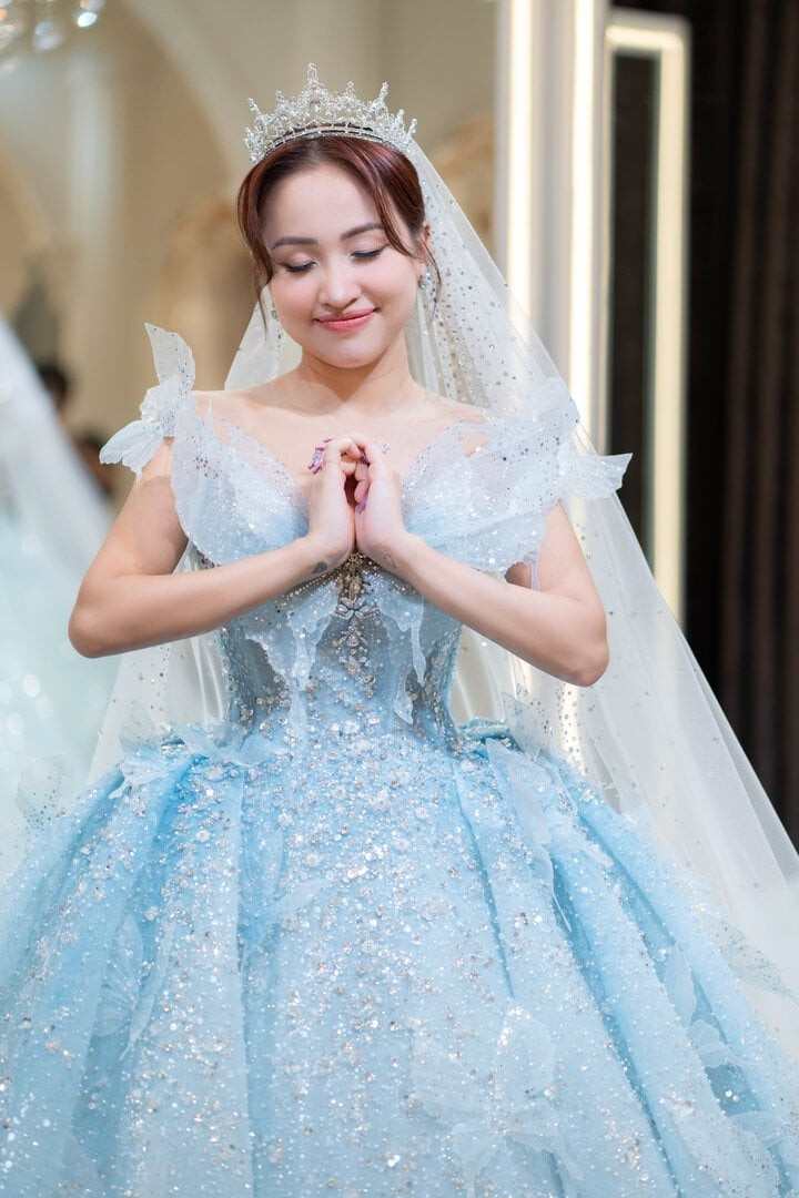 Đám cưới của Vân Hugo và doanh nhân Đặng Hùng Cường diễn ra trong khung cảnh hoàng hôn thơ mộng trên bãi biển Phú Quốc chiều 6/1. Chiếc váy cưới nặng gần 12 kg với điểm nhấn là cánh bướm đính kết pha lê, đá giữa ngực khiến nữ MC trở nên lộng lẫy trong ngày trọng đại. Đám cưới của Vân Hugo và doanh nhân Đặng Hùng Cường diễn ra trong khung cảnh hoàng hôn thơ mộng trên bãi biển Phú Quốc chiều 6/1. Chiếc váy cưới nặng gần 12 kg với điểm nhấn là cánh bướm đính kết pha lê, đá giữa ngực khiến nữ MC trở nên lộng lẫy trong ngày trọng đại.