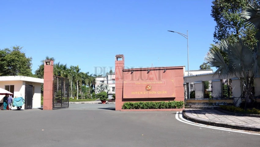 Trao đổi với Ông Vũ Xuân Trường, Chủ tịch huyện Hớn Quản, cho biết các khu đất trống bên trong Trung tâm hành chính cũng đã có quy hoạch. Còn về việc sẽ quy hoạch Trung tâm hành chính này như thế nào sau khi sáp nhập thì sẽ do UBND tỉnh quyết định, địa phương chỉ là nơi thực hiện. Ảnh: LA Trao đổi với Ông Vũ Xuân Trường, Chủ tịch huyện Hớn Quản, cho biết các khu đất trống bên trong Trung tâm hành chính cũng đã có quy hoạch. Còn về việc sẽ quy hoạch Trung tâm hành chính này như thế nào sau khi sáp nhập thì sẽ do UBND tỉnh quyết định, địa phương chỉ là nơi thực hiện. Ảnh: LA