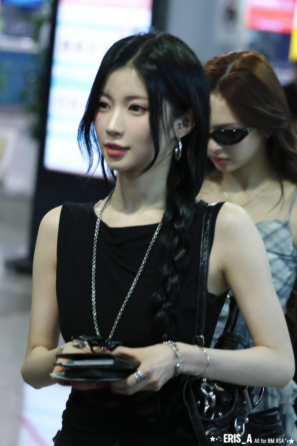 Thành viên Asa tết tóc đuôi sam, diện &quot;cây đen&quot; cá tính, kết hợp phụ kiện.