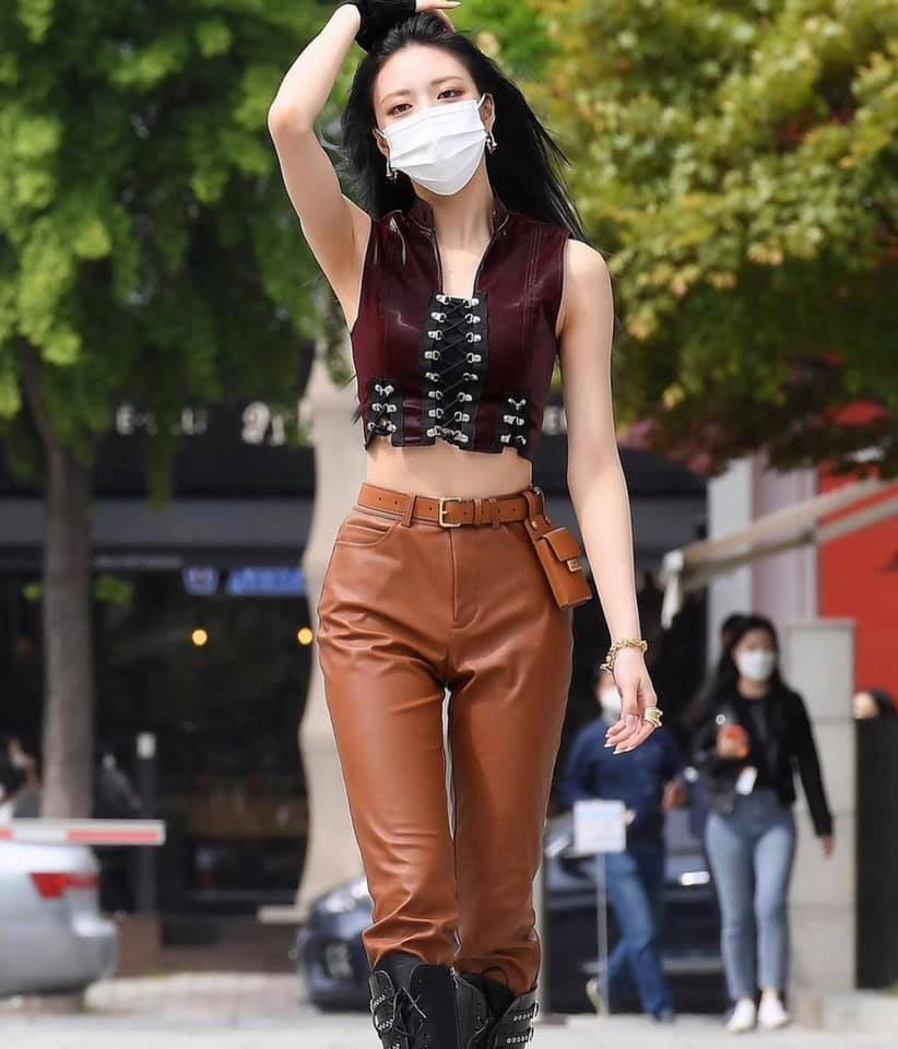 Được công chúng dành lời khen ngợi vì thân hình đẹp, nhưng Yuna vẫn không thể bật lên so với những idol cùng lứa. Người hâm mộ chê trách công ty chủ quản JYP không biết tận dụng độ hot của Yuna để mở rộng thị trường, biến ITZY từ nhóm được quan tâm hàng đầu gen 4 trở nên dần nguội lạnh.