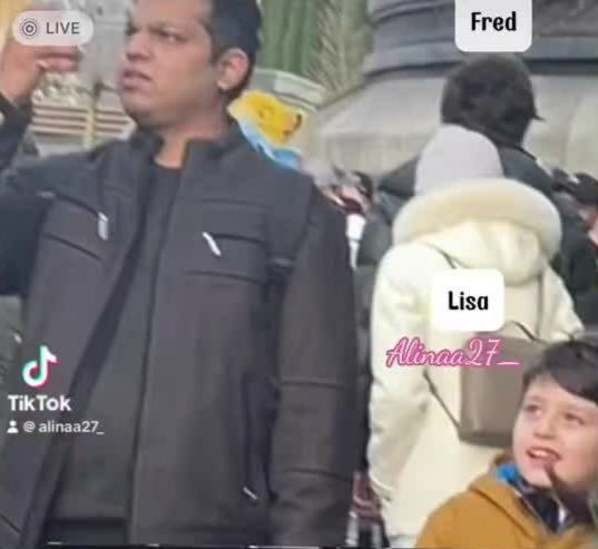 Lisa mặc áo khoác trắng được phát hiện đi cùng bạn trai tin đồn Frédéric Arnault đến công viên Disneyland. Lisa mặc áo khoác trắng được phát hiện đi cùng bạn trai tin đồn Frédéric Arnault đến công viên Disneyland.