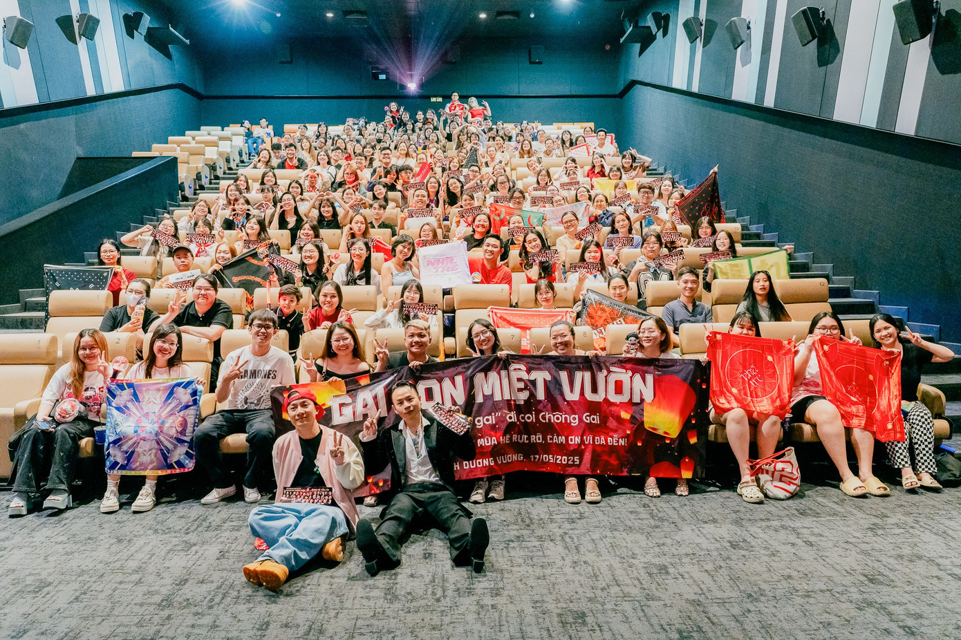 Các anh tài đến các cụm rạp giao lưu cùng người hâm mộ trong tuần đầu quảng bá.