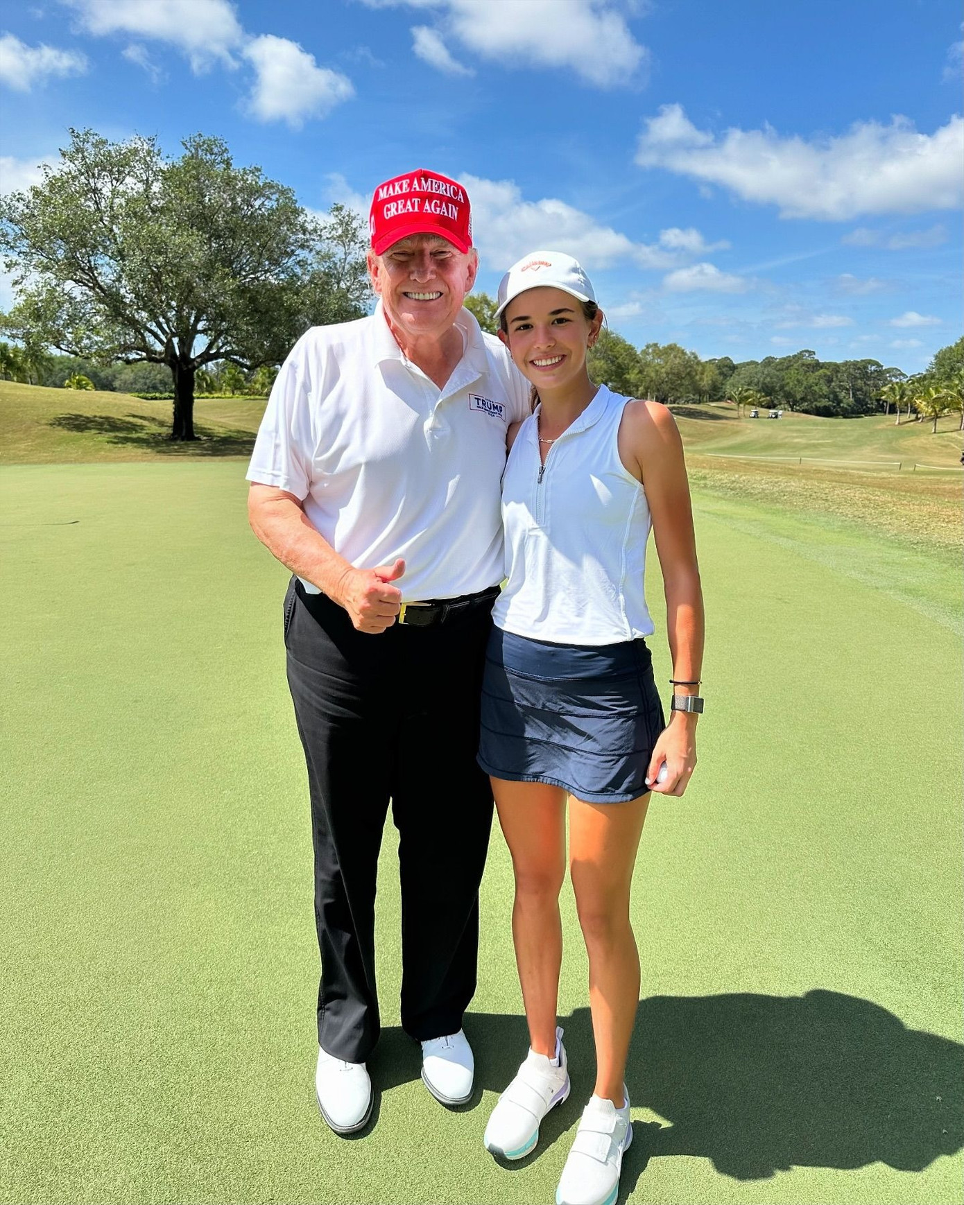 Kai và ông nội Donald Trump trên sân golf.