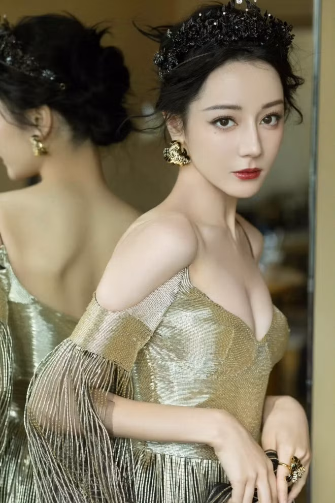 Địch Lệ Nhiệt Ba, Lâm Duẫn, Từ Kiều (từ trái sang) được cho là sẽ xuất hiện trong phim của Tinh Gia.