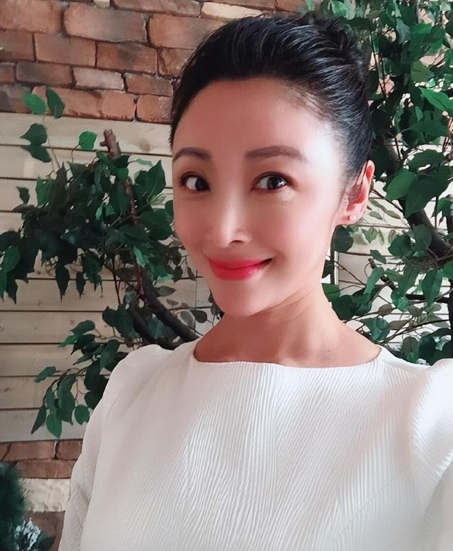 Diễn viên Cự Duyên Thánh đột ngột qua đời ở tuổi 44. Ảnh: Weibo. Diễn viên Cự Duyên Thánh đột ngột qua đời ở tuổi 44. Ảnh: Weibo.