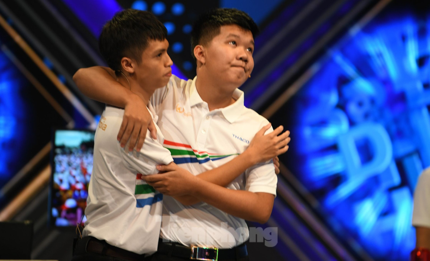 Ở câu cuối, Minh Triết làm điều chưa từng có tiền lệ khi quyết định nhường cơ hội cho Xuân Mạnh và Trọng Thành tranh tài. Trọng Thành bấm chuông nhưng không đưa ra được đáp án đúng. Vòng nguyệt quế đã thuộc về Xuân Mạnh. Các thí sinh đã chạy đến chúc mừng, ôm chầm lấy nhau sau khi cuộc tranh tài kết thúc. Ảnh: Như Ý