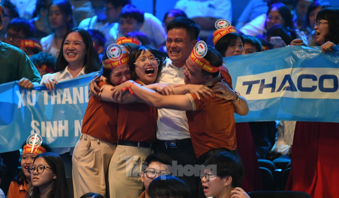 Thầy cô giáo trường THPT Hàm Rồng vỡ òa ăn mừng chiến thắng &quot;lội ngược dòng&quot; của học trò. Lần đầu tiên, Thanh Hóa có thí sinh vô địch Olympia. Ảnh: Như Ý