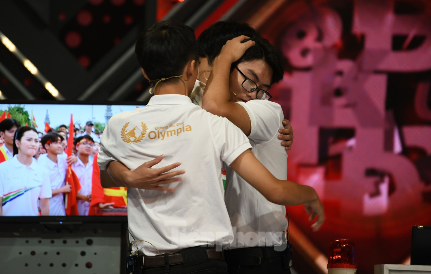 Ở câu cuối, Minh Triết làm điều chưa từng có tiền lệ khi quyết định nhường cơ hội cho Xuân Mạnh và Trọng Thành tranh tài. Trọng Thành bấm chuông nhưng không đưa ra được đáp án đúng. Vòng nguyệt quế đã thuộc về Xuân Mạnh. Các thí sinh đã chạy đến chúc mừng, ôm chầm lấy nhau sau khi cuộc tranh tài kết thúc. Ảnh: Như Ý