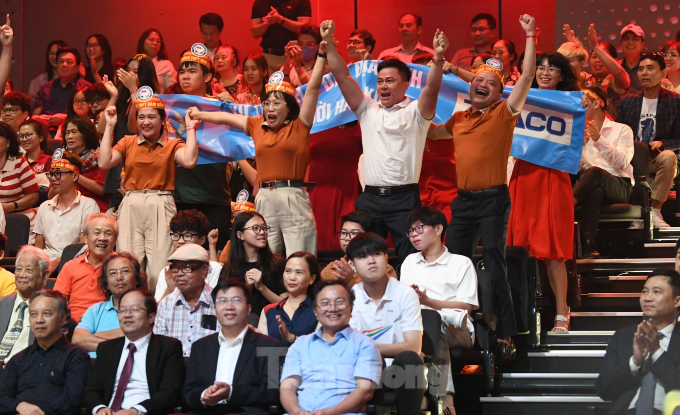 Thầy cô giáo trường THPT Hàm Rồng vỡ òa ăn mừng chiến thắng &quot;lội ngược dòng&quot; của học trò. Lần đầu tiên, Thanh Hóa có thí sinh vô địch Olympia. Ảnh: Như Ý