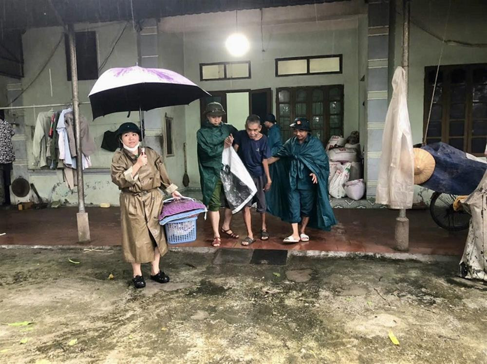 Công an thành phố Hòa Bình hỗ trợ người dân ứng phó với bão số 3.