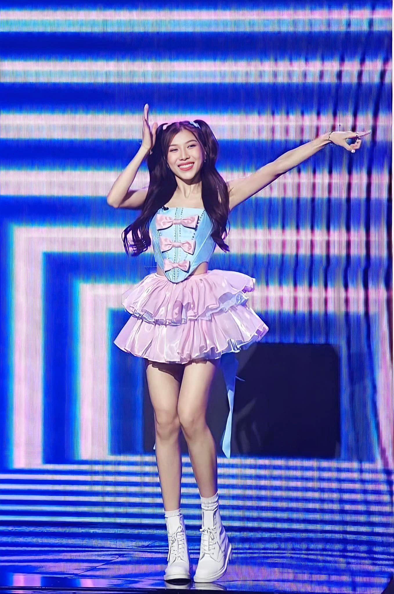 Cho thấy nhiều khía cạnh ấn tượng, nhiều khán giả dự đoán Trang Pháp ắt hẳn có suất ra mắt trong nhóm nhạc nữ. Đây được xem là cơ hội lớn để nữ ca sĩ phất lên sau nhiều năm &quot;chìm nổi&quot; ở showbiz. Ảnh: FBNV.