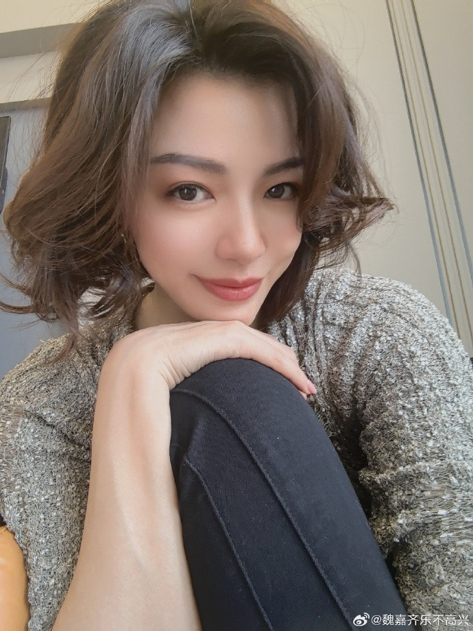 Từ trái sang: Ngụy Gia, Cao Á Lân và nữ diễn viên bị tố là "tiểu tam" Từ Tử Quân. Từ trái sang: Ngụy Gia, Cao Á Lân và nữ diễn viên bị tố là "tiểu tam" Từ Tử Quân.