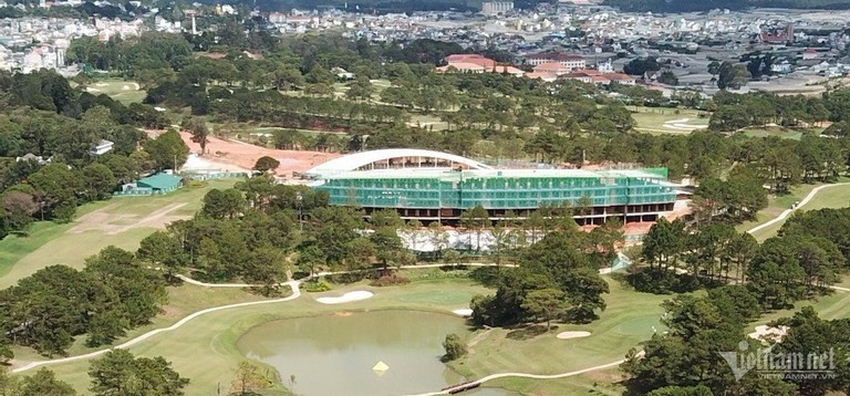 Ngoài bị phạt 240 triệu đồng, CTCP Hoàng Gia ĐL còn bị đình chỉ thi công toà nhà câu lạc bộ golf. (Ảnh: Anh Phương) Ngoài bị phạt 240 triệu đồng, CTCP Hoàng Gia ĐL còn bị đình chỉ thi công toà nhà câu lạc bộ golf. (Ảnh: Anh Phương)