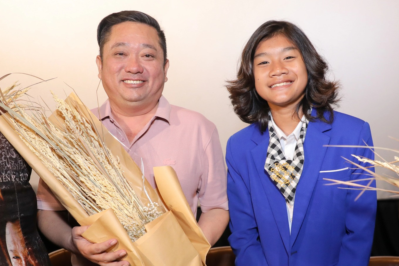 Phùng Ngọc (áo hồng) hiện tại bên "thằng Cò" Kỳ Phong bản điện ảnh. Phùng Ngọc (áo hồng) hiện tại bên "thằng Cò" Kỳ Phong bản điện ảnh.