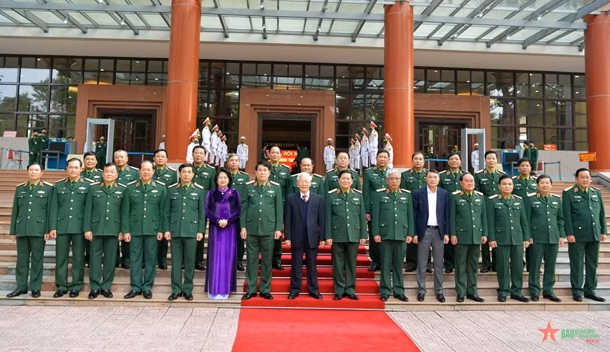 Tổng Bí thư, Chủ tịch nước Nguyễn Phú Trọng với các đại biểu dự Hội nghị Quân chính toàn quân năm 2020. Ảnh: Vũ Phong.