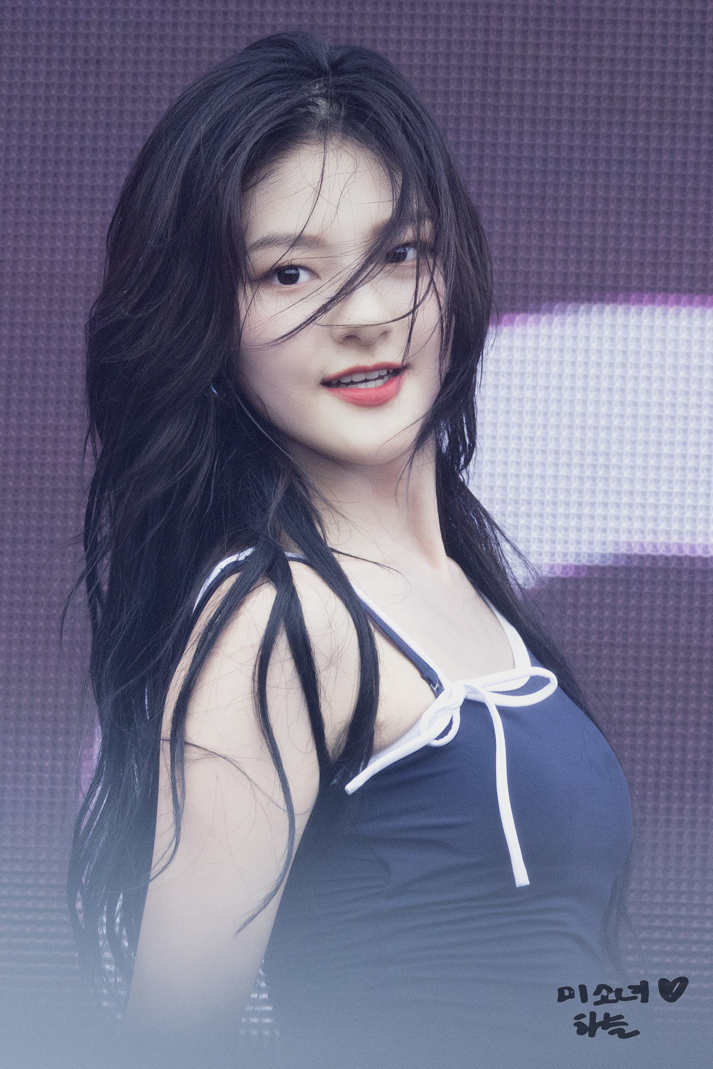 Haneul - em út nhóm Kiss Of Life chọn áo hai dây khoe eo thon. Haneul - em út nhóm Kiss Of Life chọn áo hai dây khoe eo thon.