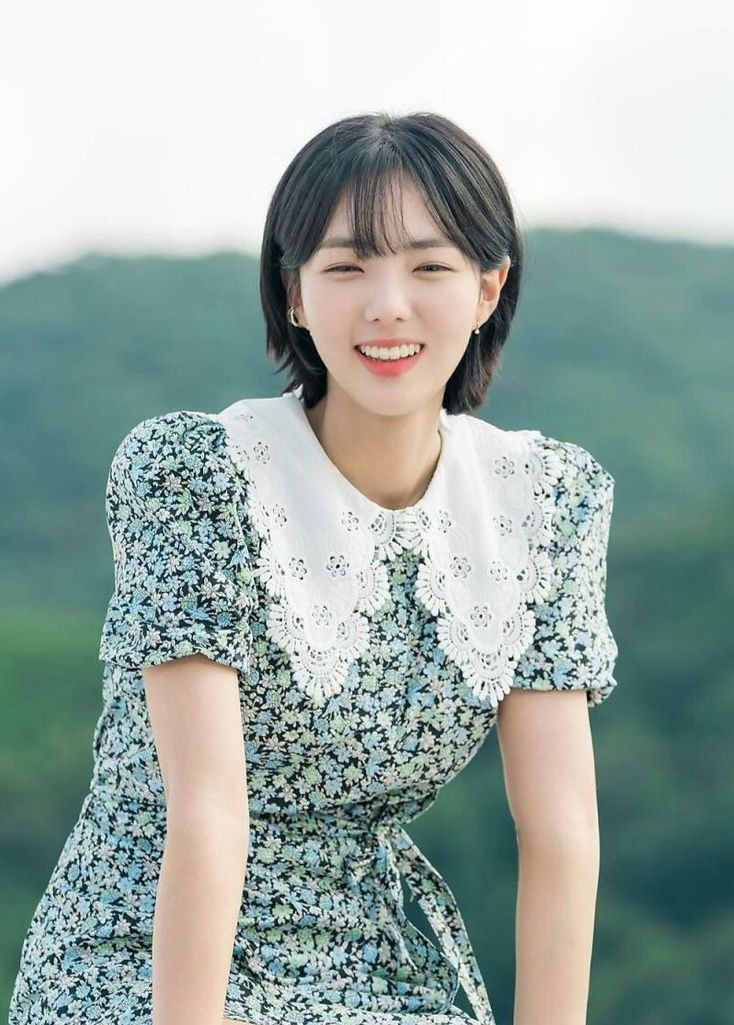 Soo Bin lọt vào tầm ngắm của nhân viên công ty giải trí khi đang đi trên phố về nhà sau giờ học. Sau khi liên lạc với số điện thoại trên tấm danh thiếp, Chae Soo Bin đã ký hợp đồng với với Toin Entertainment, mở ra tương lai đầy hứa hẹn trong ngành công nghiệp phim truyền hình Hàn Quốc. Vài năm sau, cô gia nhập King Kong điều hành bởi Starship, công ty quản lý các diễn viên khác như Lee Kwang Soo, Lee Dong Wook, Kim Bum và Yoo Yeon Seok.