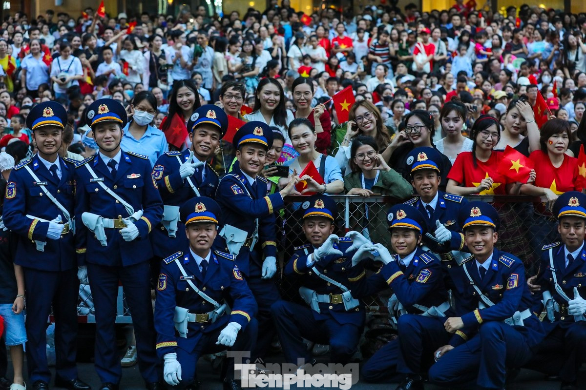 Các thành viên đội diễu binh, diễu hành được nhân dân nồng nhiệt chào đón, cổ vũ. Ảnh: Duy Anh.
