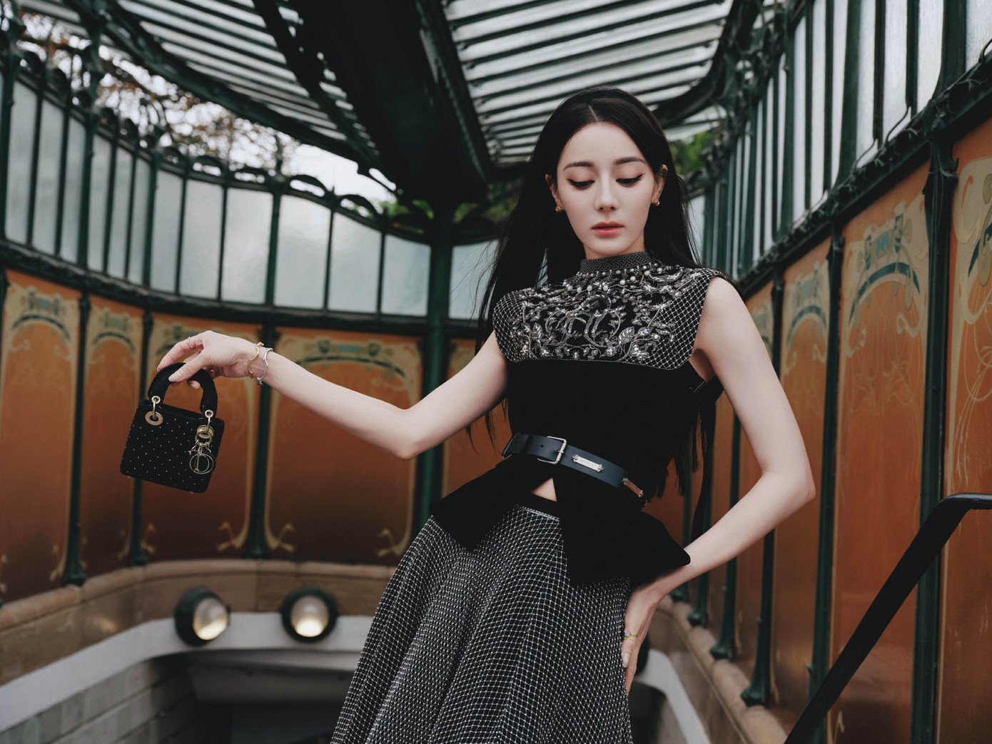 Ảnh đã qua chỉnh sửa do phòng làm việc của Địch Lệ Nhiệt Ba đăng tải.