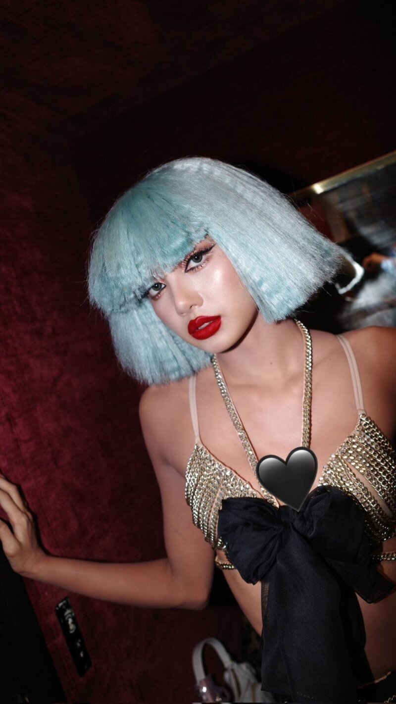 Lisa tự hủy hoại hình ảnh khi diễn ở quán bar thoát y.