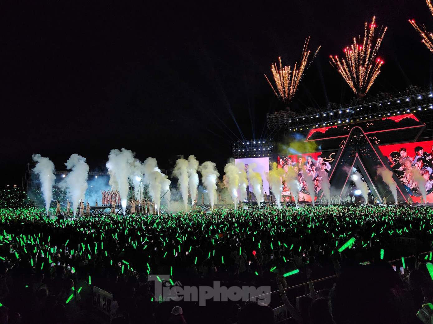 Sau tiết mục Ngân nga, hàng chục nghìn khán giả liên tục hô tên Negav - rapper rút khỏi đêm nhạc vì lùm xùm phát ngôn. Một số anh trai cũng hào hứng cổ vũ khán giả hô hào lớn hơn. MC Trấn Thành nhắc nhở khán giả. “Chúng ta biết có nhiều điều nuối tiếc, nhưng hãy tận hưởng concert này trước đã”. Ảnh: Phạm Nguyễn. Sau tiết mục Ngân nga, hàng chục nghìn khán giả liên tục hô tên Negav - rapper rút khỏi đêm nhạc vì lùm xùm phát ngôn. Một số anh trai cũng hào hứng cổ vũ khán giả hô hào lớn hơn. MC Trấn Thành nhắc nhở khán giả. “Chúng ta biết có nhiều điều nuối tiếc, nhưng hãy tận hưởng concert này trước đã”. Ảnh: Phạm Nguyễn.