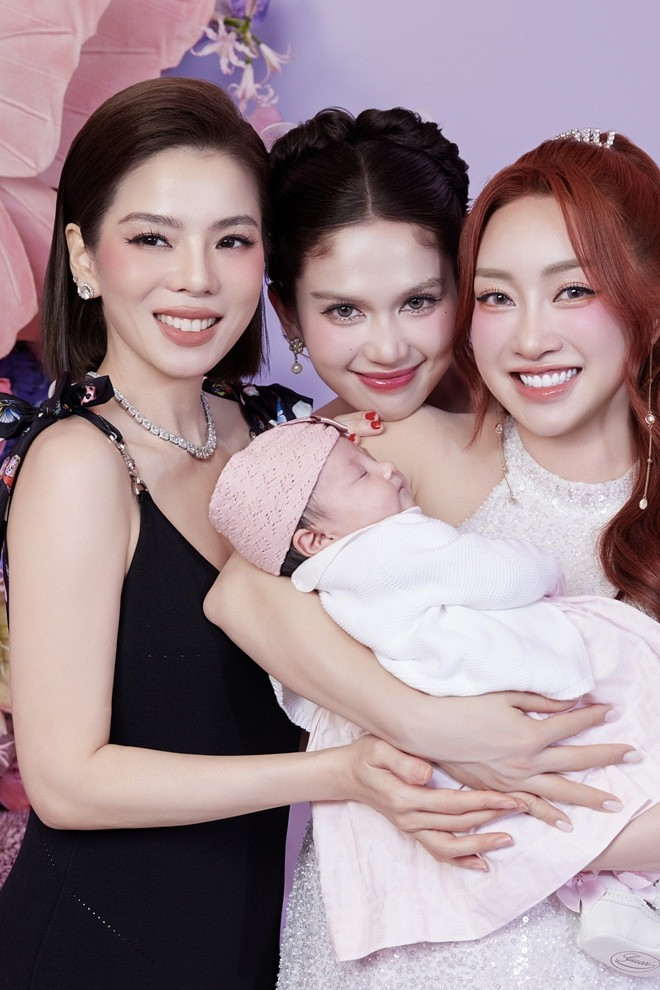 Vợ chồng Chi Bảo "chơi lớn" khi làm sự kiện hoàng tráng cho con gái ở khách sạn 5 sao, mời nhiều sao nổi tiếng. Vợ chồng Chi Bảo "chơi lớn" khi làm sự kiện hoàng tráng cho con gái ở khách sạn 5 sao, mời nhiều sao nổi tiếng.